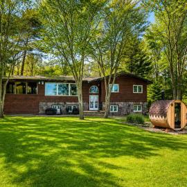 6 Bedroom Lakefront Main House in Sand Bay，位于Dillon的酒店