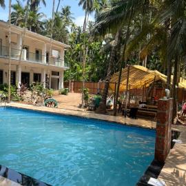 Holiday sands resort - stay by the beach,位于Nandgaon的酒店