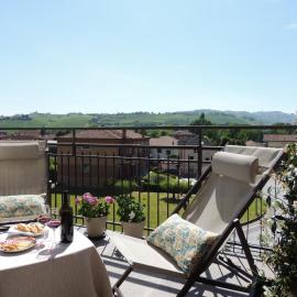 Casa Baratta - La Quercia, Neive, moderno appartamento, terrazzo vista Langhe, park EV，位于内伊韦的酒店