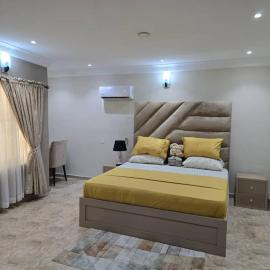 Luxury Home Away，位于Aja的酒店