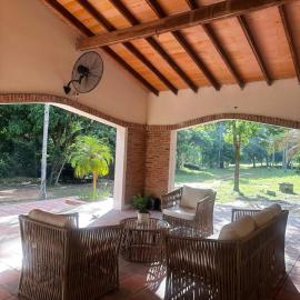 Villa Constanza una quinta en la naturaleza，位于Ypacarai的酒店
