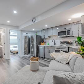 The grey Haven Soft Neutral and Modern Comfort，位于萨斯卡通的酒店