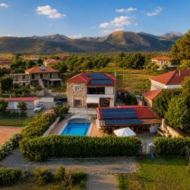 Villa Arcadia Private Pool and Tennis Court，位于特里波利斯的酒店