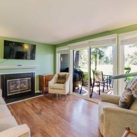 Dog-friendly condo with 6 SHARC passes & great golf course views，位于森赖弗的酒店