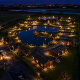 2 bedroom lodges lake view and terrace，位于波士顿的酒店