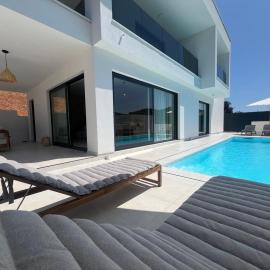 Villa Artemis III，位于兹曼的酒店
