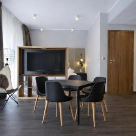 Chill by Lake Hill Apartment