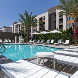Resort-Style Condo 3 Miles to Disney，位于福乐顿市的酒店