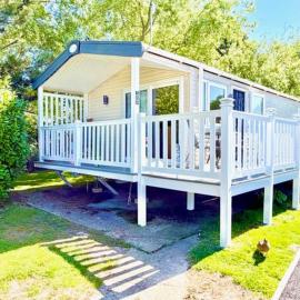 Luxury 2 Bed Caravan With Decking - Sleeps 4 - at Broadland Sands Park，位于洛斯托夫特的酒店