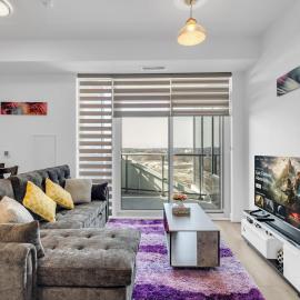 Urban Luxury Condo in the heart of Kitchener，位于基奇纳的酒店
