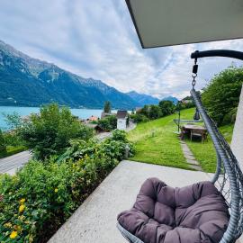 Chalet Luna - Lake Apartment by Lake Brienz，位于Niederried的酒店
