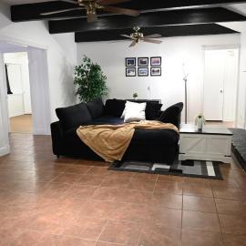 Beautiful 5-bedroom house in charming Spring，位于斯普林的酒店