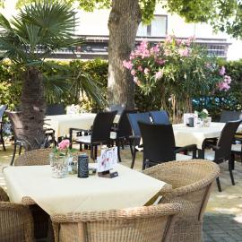Hotel Restaurant Böck "Roter Hahn"，位于圣珀尔滕的酒店