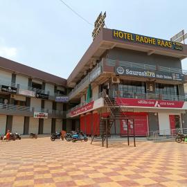 Hotel Radhe Raas，位于Vasad的酒店