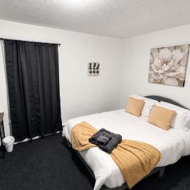 Nona - Private Room 1 with Parking, Desk & Fast WiFi near Yale, Quinnipiac, SCSU & Hospitals，位于哈姆登的酒店