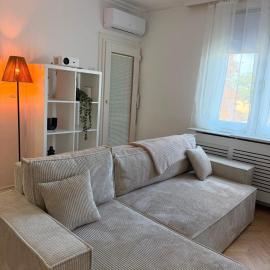 Neu renoviertes Apartment nahe Flughafen Wien Schwechat I mit Parkplatz & 2 Schlafzimmer，位于施韦夏特的酒店