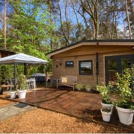 Chalet de Kolibrie op Jocomo Parc Lanaken，位于拉纳肯的酒店