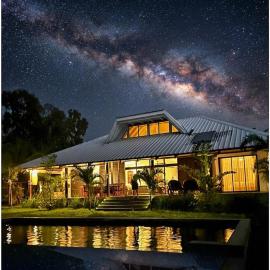 Villa Tropicale paradisiaque en bord de mer avec piscine privée à Nosy Be，位于Hell-Ville的酒店