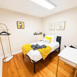Cozy Private Twin Room 2 with Desk TV and WiFi near Yale