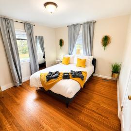 Cozy Private Queen Room 3 with Desk TV and WiFi near Yale