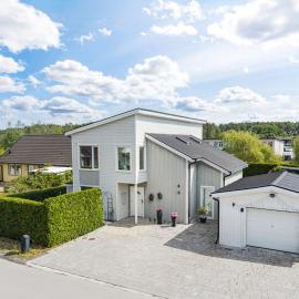 Family villa with sauna in Stockholm，位于Bro的酒店