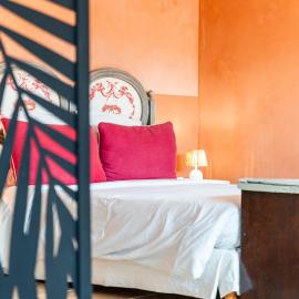 Le Domaine des Grès Luberon - Hôtel - Restaurant Sous les Platanes - Restaurant 901 côté piscine，位于拉聂的酒店