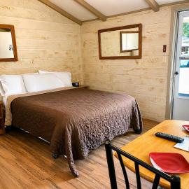 Room 18-1 Queen Suite-Woodland Motor Lodge，位于格雷灵的酒店