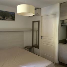 Le petit studio du Gard，位于雷穆兰的酒店