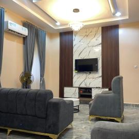 1B Luxury Apartment，位于Karu的酒店