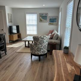 Brand new condo downtown East Greenwich!，位于East Greenwich的酒店