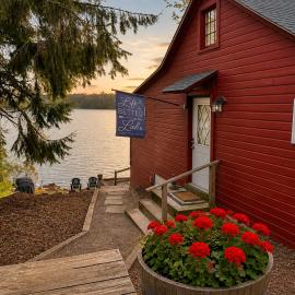 Lakefront Glamping Cottage- Fishing-Swimming-Boating，位于Watertown的酒店