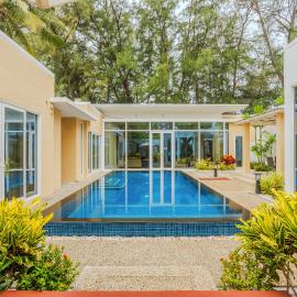 Andaman Pool Villas, Maikhao Beach Phuket，位于迈考海滩的酒店