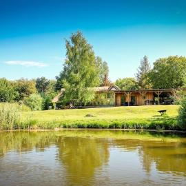 Fachwerkloft am Bodden mit Garten und Teich，位于Buschvitz的酒店