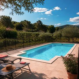 Villa La Muse avec piscine privée et chauffée，位于Sablet的酒店