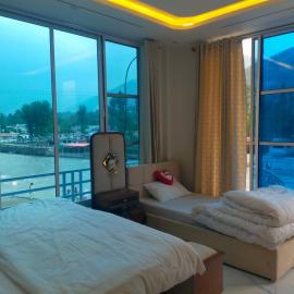 Riverside hotel and restaurant hassa Balakot，位于Bālākot的酒店