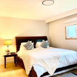Spacious 3BR Family Home near Fairview Mall，位于多伦多的酒店