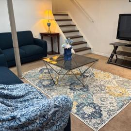 Spacious Basement Apartment in GTA，位于乔治城的酒店