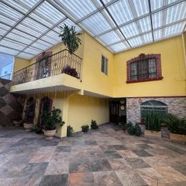 Amplia casa cerca del corazón de Querétaro