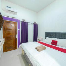 RedDoorz at Jalan Ahmad Yani Karawang，位于加拉旺的酒店
