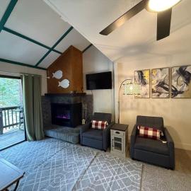 Cozy Shaver Lake Studio with Pool and Hot Tub In Bretz Mill Condominiums，位于谢弗湖的酒店