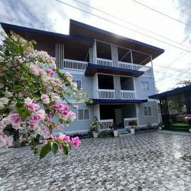 6 bedroom house, 200metres to Tondol Whitesand Beach，位于Tondol的酒店