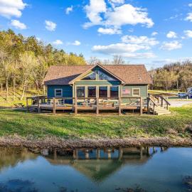 Riverfront Luxury Cabin Retreat with Breathtaking Views on the Banks of the Arkansas White River，位于Cotter的酒店