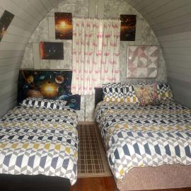 Peaceful Glamping Pod with Biodiversity Habitat Near Shannon Estuary in Erribul, County Clare，位于Effernan的酒店