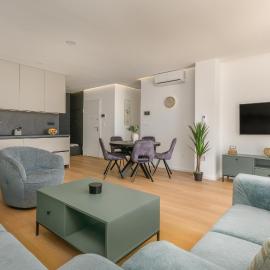 Zagreb 245 - 246 - 247 - 248 - 249 - 5 Units - Three Bedroom Apartments - New - Balcony - Parking - Flexible Keybox Entry - Modern，位于Razvala的酒店