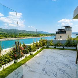 The Neeraj Ganga Paradise With Ganga View，位于瑞诗凯诗的酒店