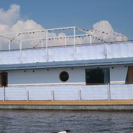 Unique floating retreat Sleeps 4，位于瑟尔沃斯堡的酒店