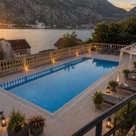 Kotor Bay View Residence with Pool，位于Muo的酒店