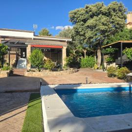 La Casita en Maello - chalet privado con piscina, barbacoa y chimenea，位于Maello的酒店