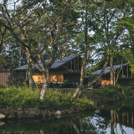Earthboat Nasu - Glamping Cabin with Private Wood-Fired Sauna & Onsen, Pet-Friendly & Cage-Free，位于那须町的酒店