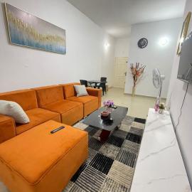 Appartement meublé T2 avec jardin et cour arrière dans la cité résidentielle Marina，位于Bingerville的酒店